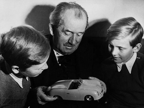 1949: Ferdinand Porsche zeigt seinen Enkelkindern Ferdinand Piëch (rechts) und Ferdinand Alexander Porsche ein Modell des Porsche 356 Nr.1.